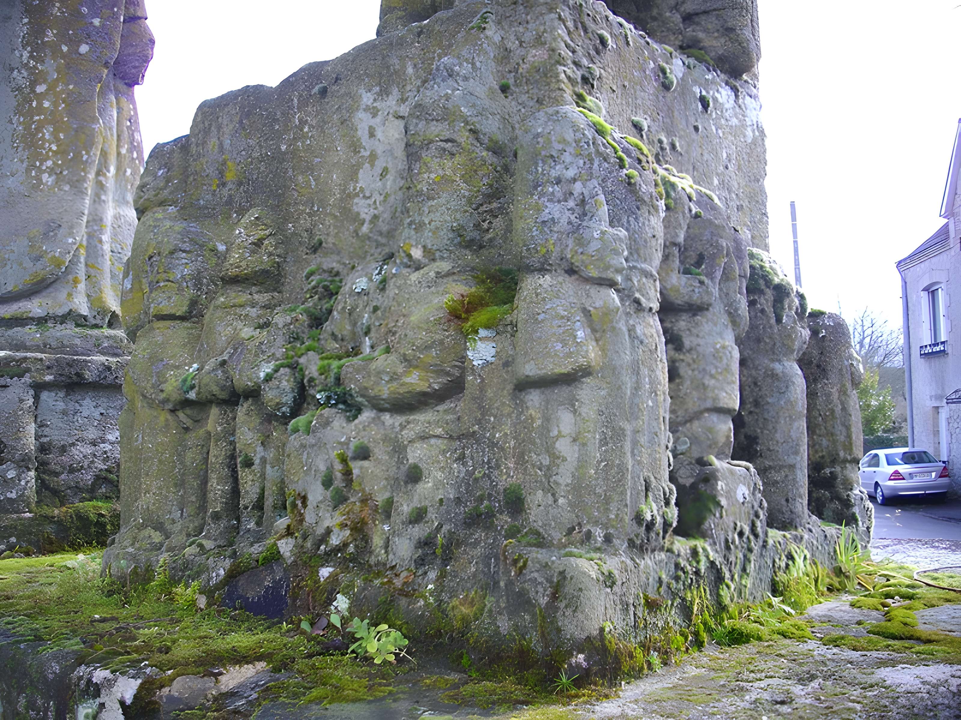 Calvaire sur socle et autel