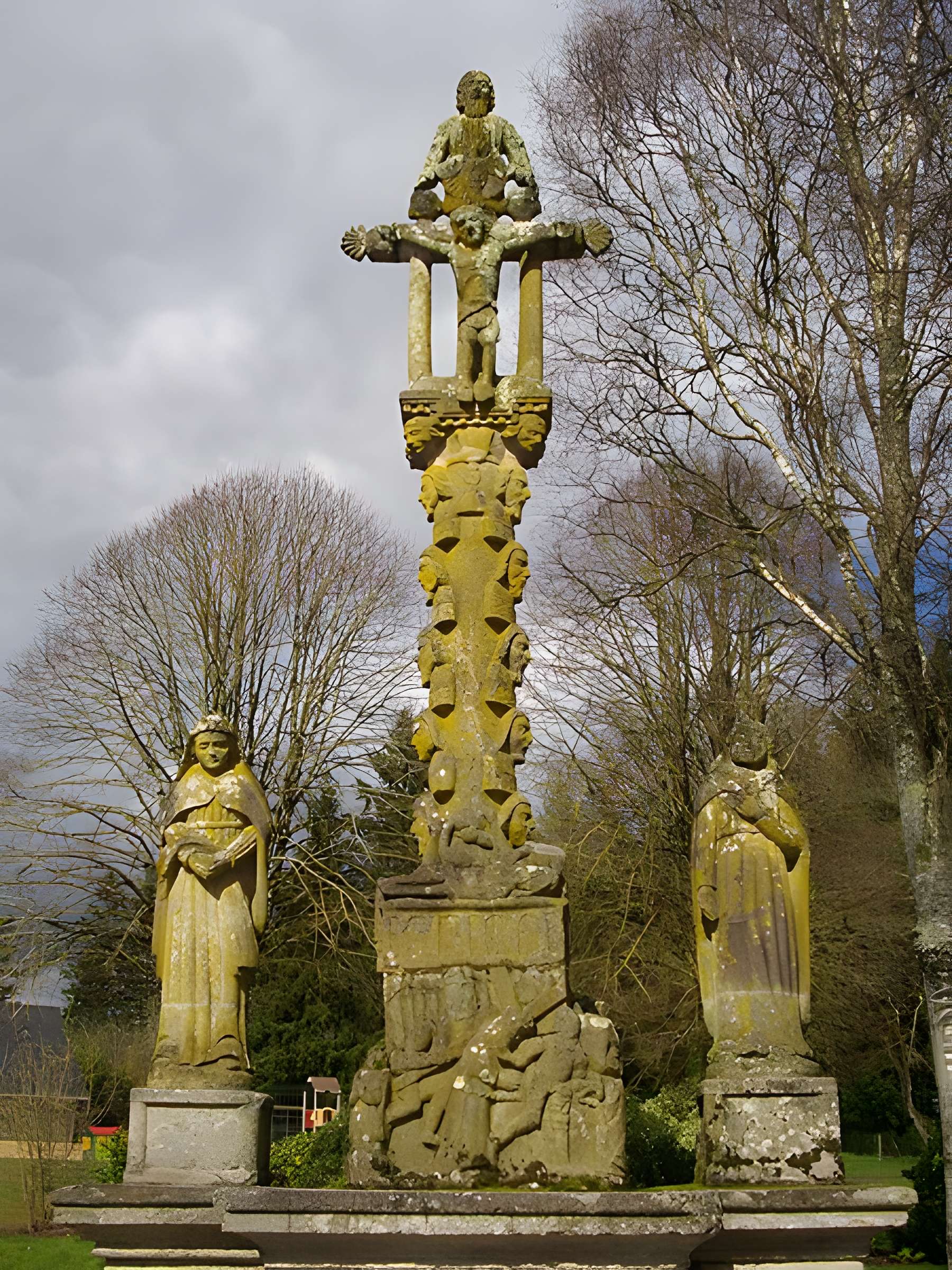 Calvaire sur socle et autel