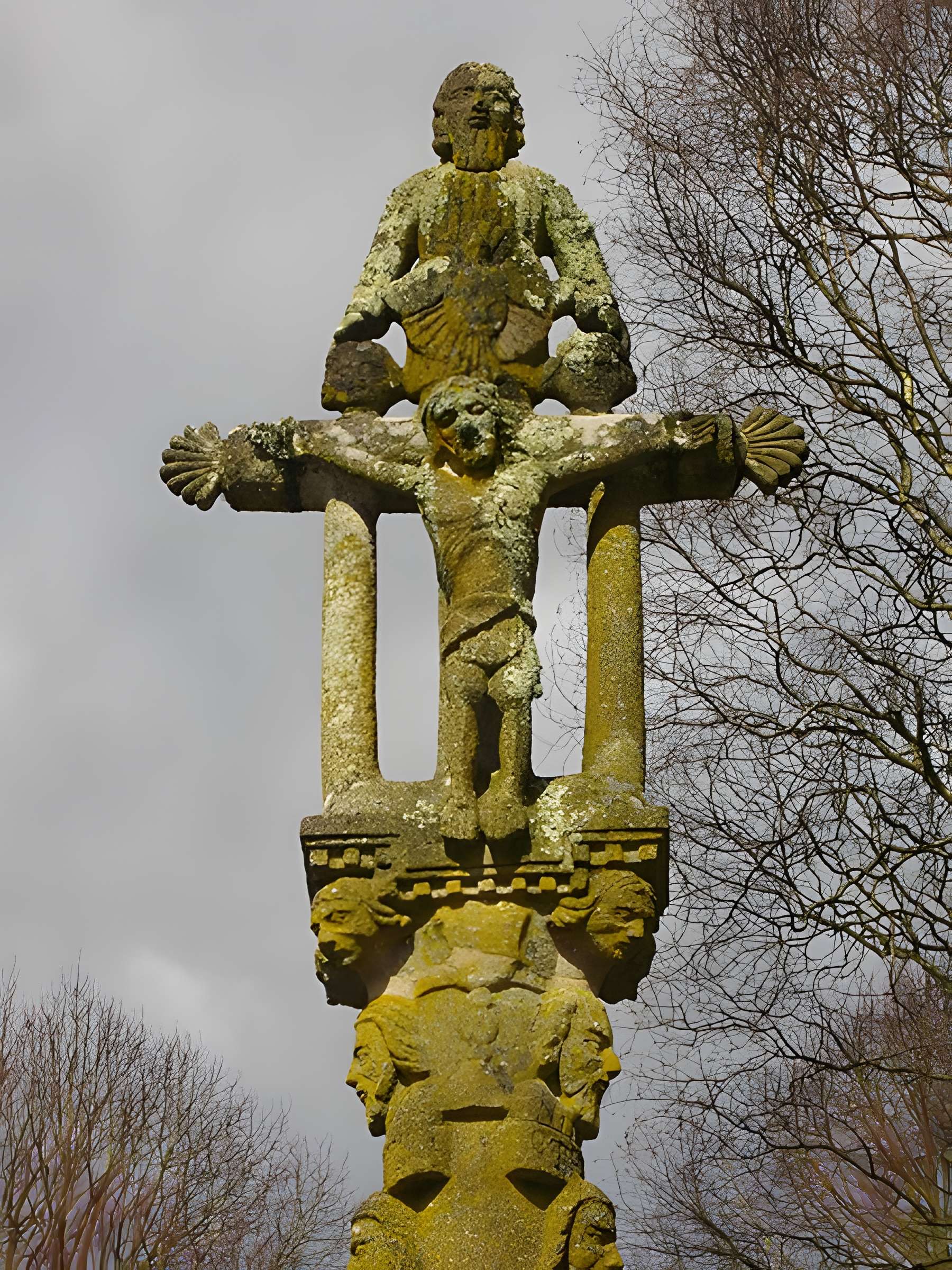 Calvaire sur socle et autel