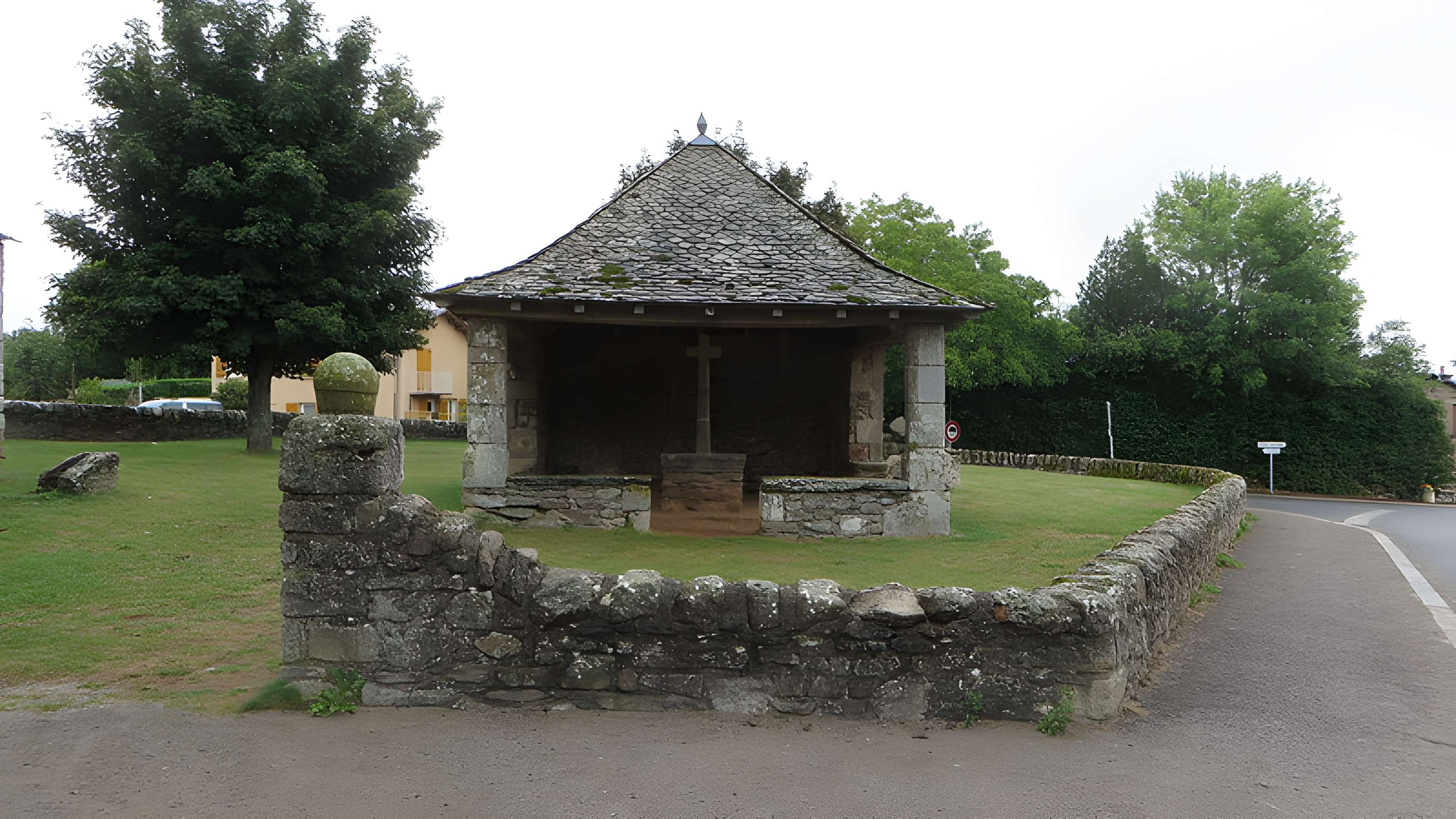 Église Saint-Pierre de Canet-de-Salars