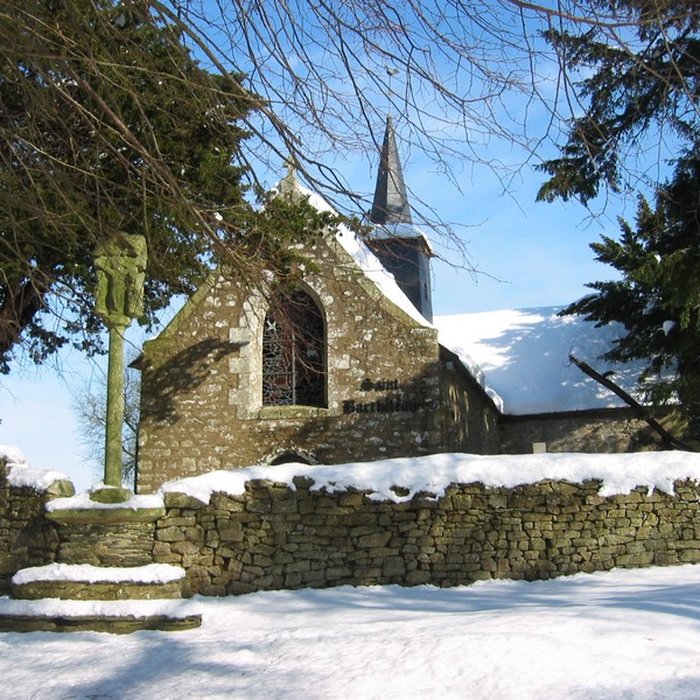 Photo de Croix du XVIe siècle située derrière léglise