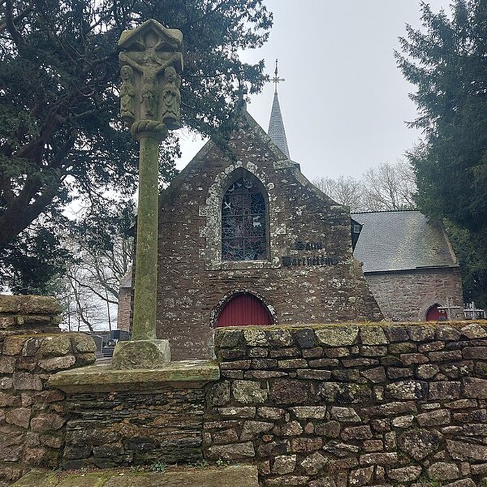 Photo de Croix du XVIe siècle située derrière léglise