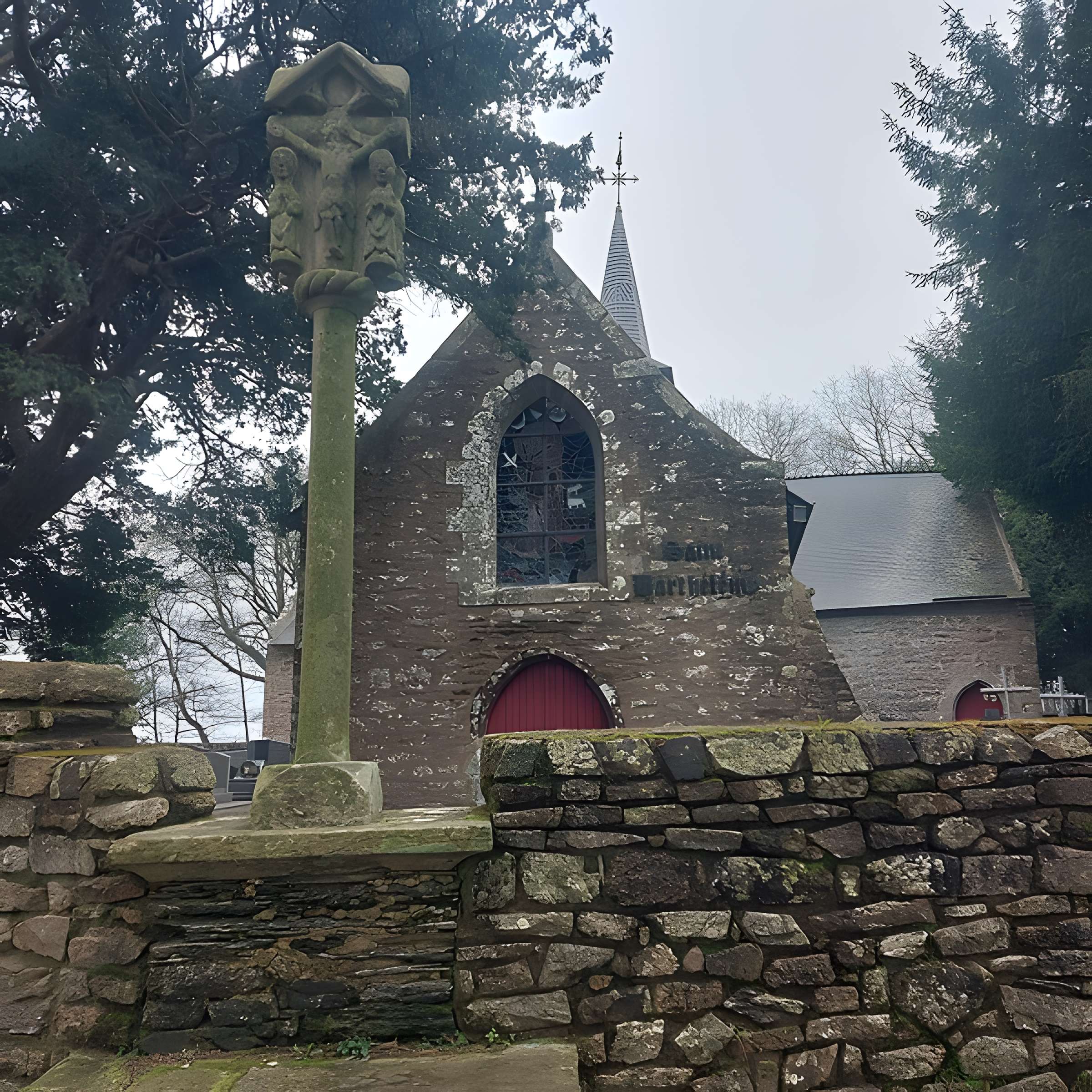 Croix du XVIe siècle située derrière l'église