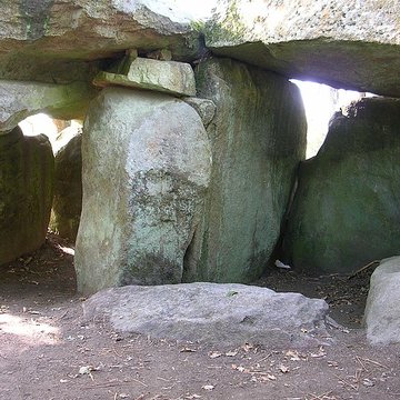 Dolmen à galerie avec la base du tumulus