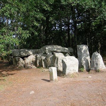 Dolmen à galerie avec la base du tumulus