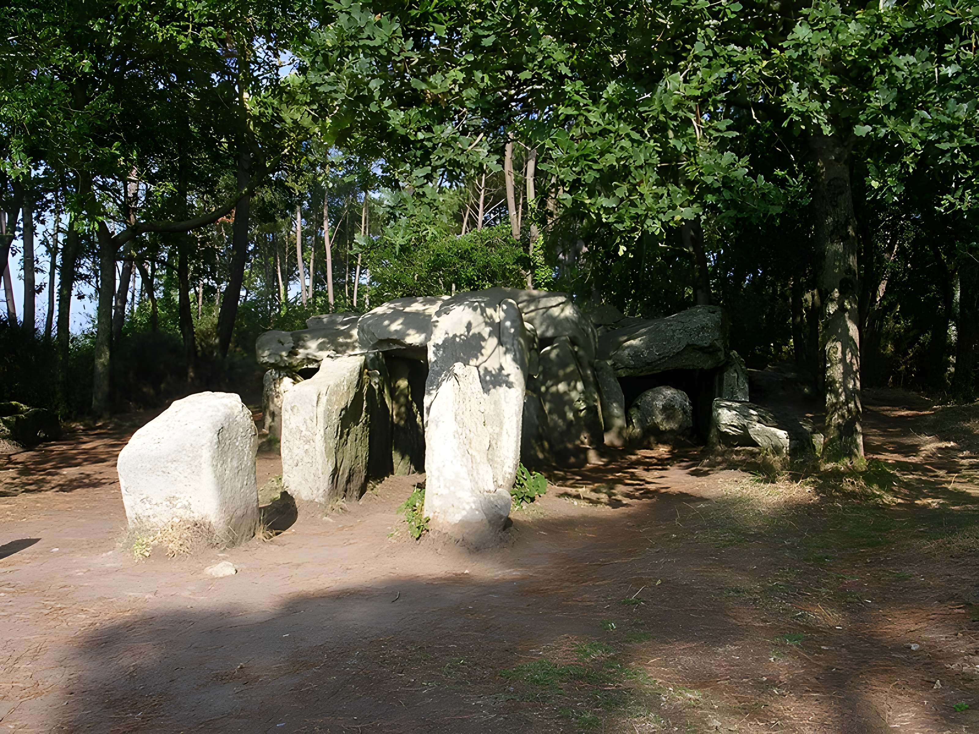 Dolmen à galerie avec la base du tumulus