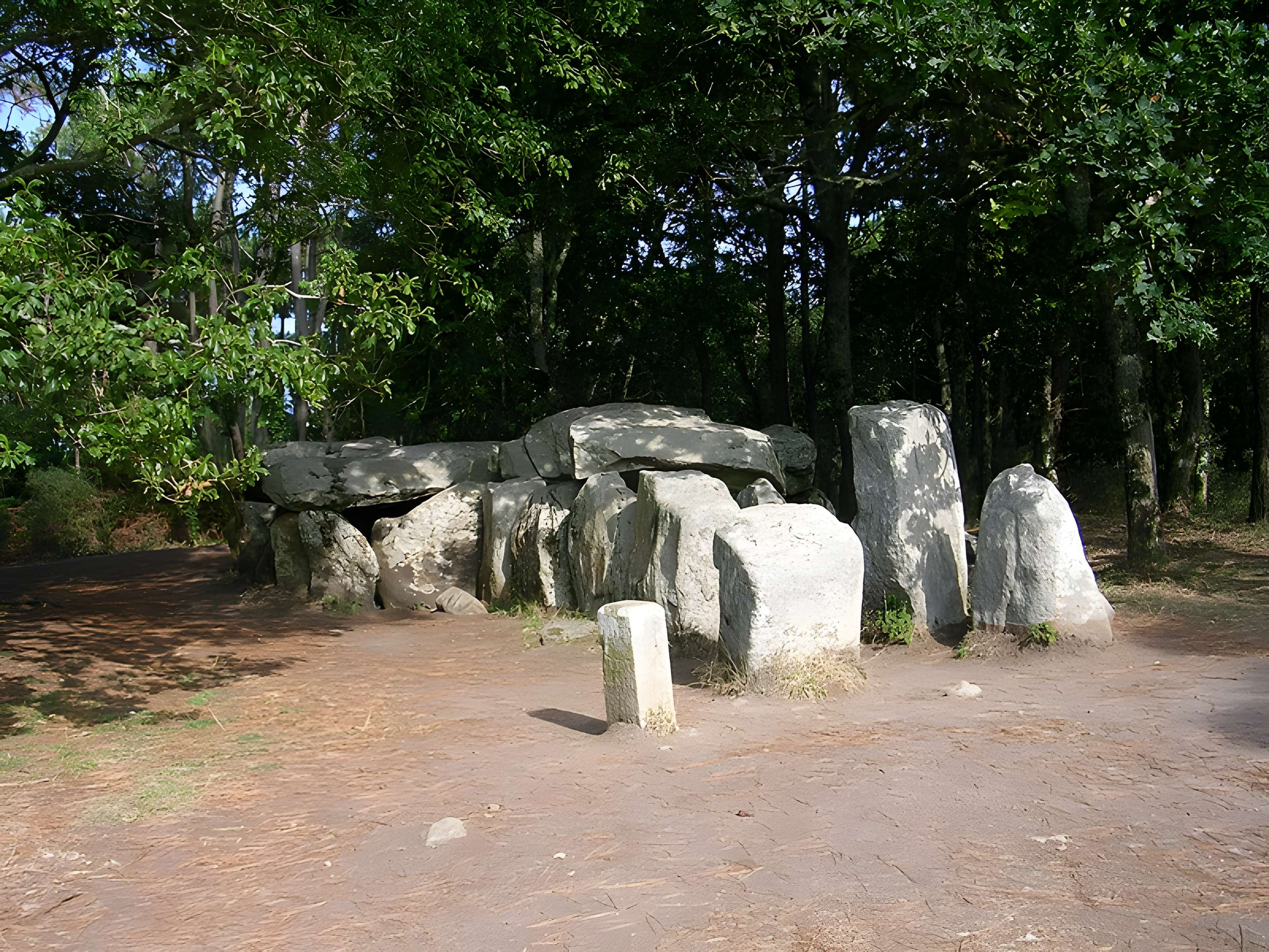 Dolmen à galerie avec la base du tumulus