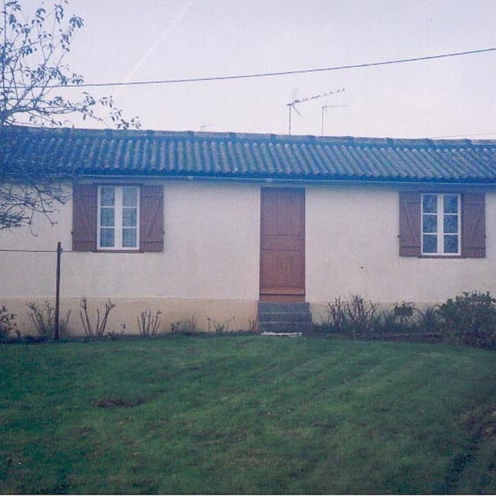 Photo de Baraque de type canadien implantée dans la cité de lhabitat provisoire de Soye