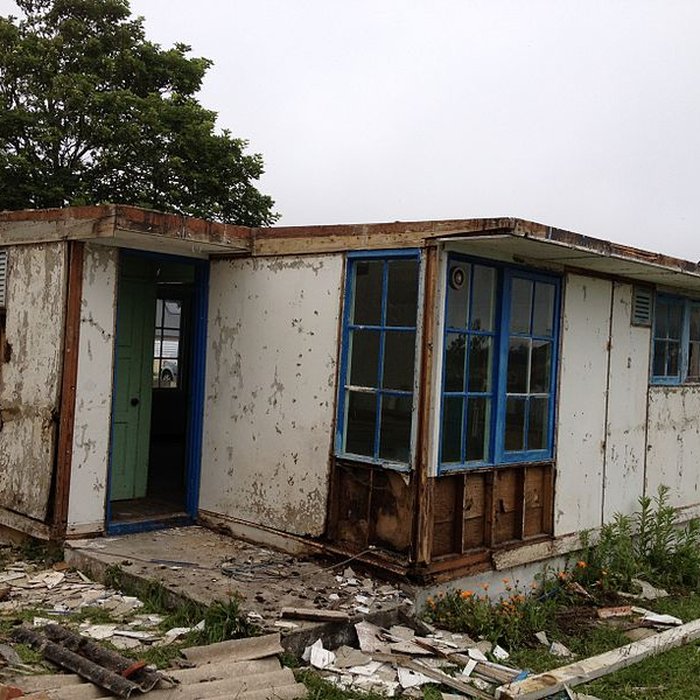 Photo de Baraque de type canadien implantée dans la cité de lhabitat provisoire de Soye