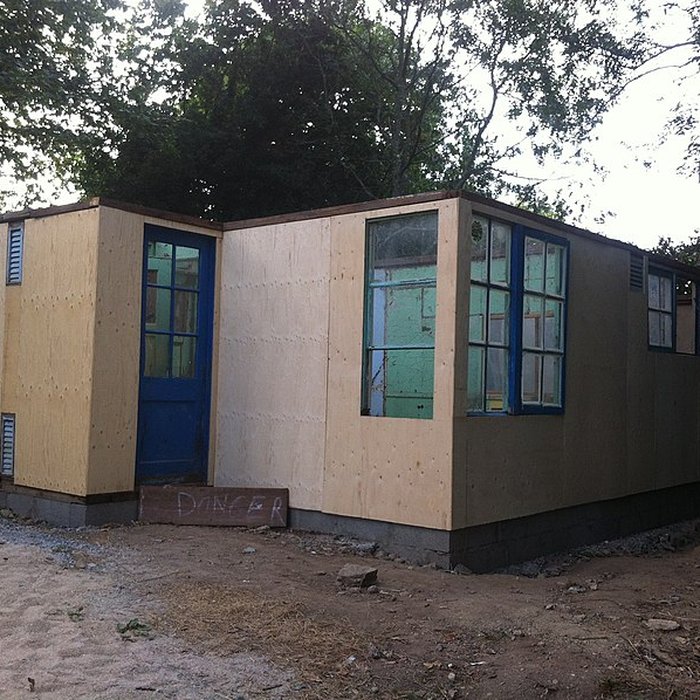 Photo de Baraque de type canadien implantée dans la cité de lhabitat provisoire de Soye