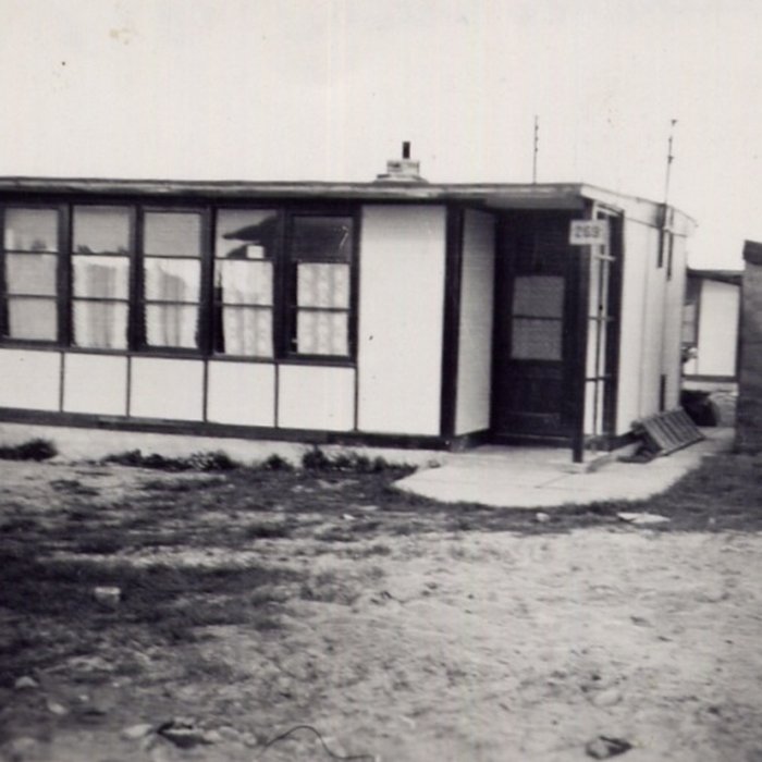 Photo de Baraque de type canadien implantée dans la cité de lhabitat provisoire de Soye