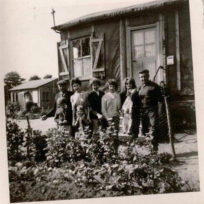 Photo de Baraque de type canadien implantée dans la cité de lhabitat provisoire de Soye