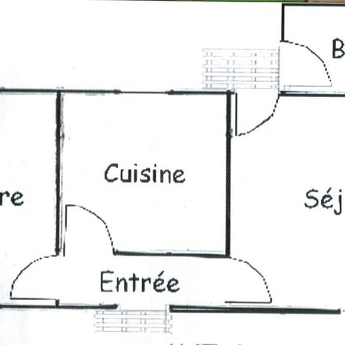 Photo de Baraque de type canadien implantée dans la cité de lhabitat provisoire de Soye