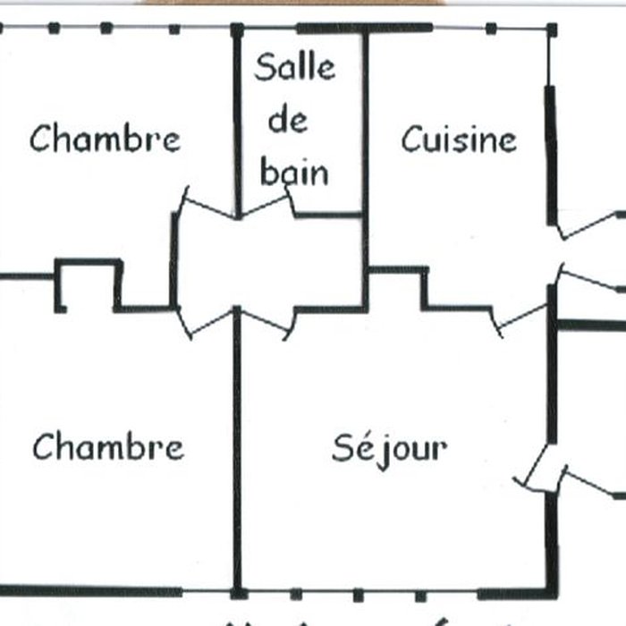 Photo de Baraque de type canadien implantée dans la cité de lhabitat provisoire de Soye
