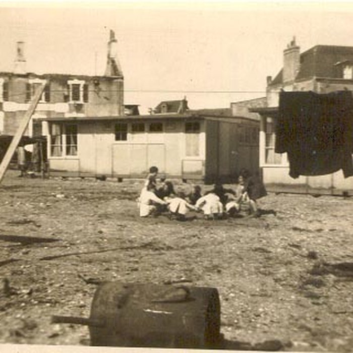 Photo de Baraque de type canadien implantée dans la cité de lhabitat provisoire de Soye