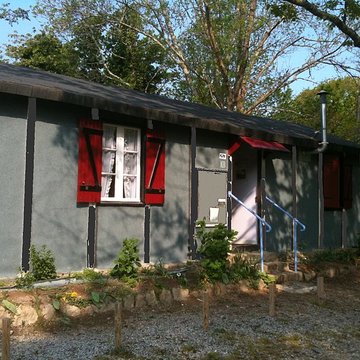 Baraque de type canadien implantée dans la cité de lhabitat provisoire de Soye