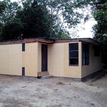 Baraque de type canadien implantée dans la cité de lhabitat provisoire de Soye