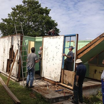 Baraque de type canadien implantée dans la cité de lhabitat provisoire de Soye