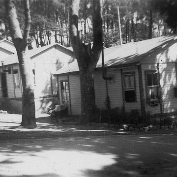 Baraque de type canadien implantée dans la cité de lhabitat provisoire de Soye