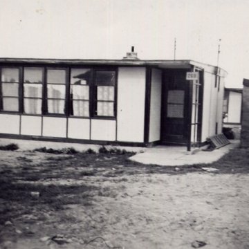 Baraque de type canadien implantée dans la cité de lhabitat provisoire de Soye