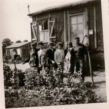 Baraque de type canadien implantée dans la cité de lhabitat provisoire de Soye