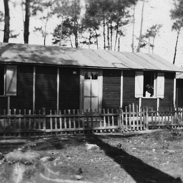 Baraque de type canadien implantée dans la cité de lhabitat provisoire de Soye