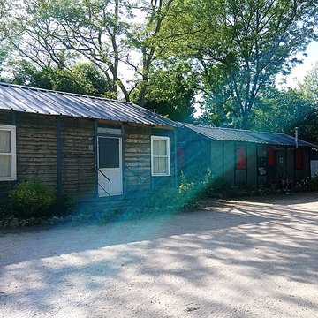 Baraque de type canadien implantée dans la cité de lhabitat provisoire de Soye