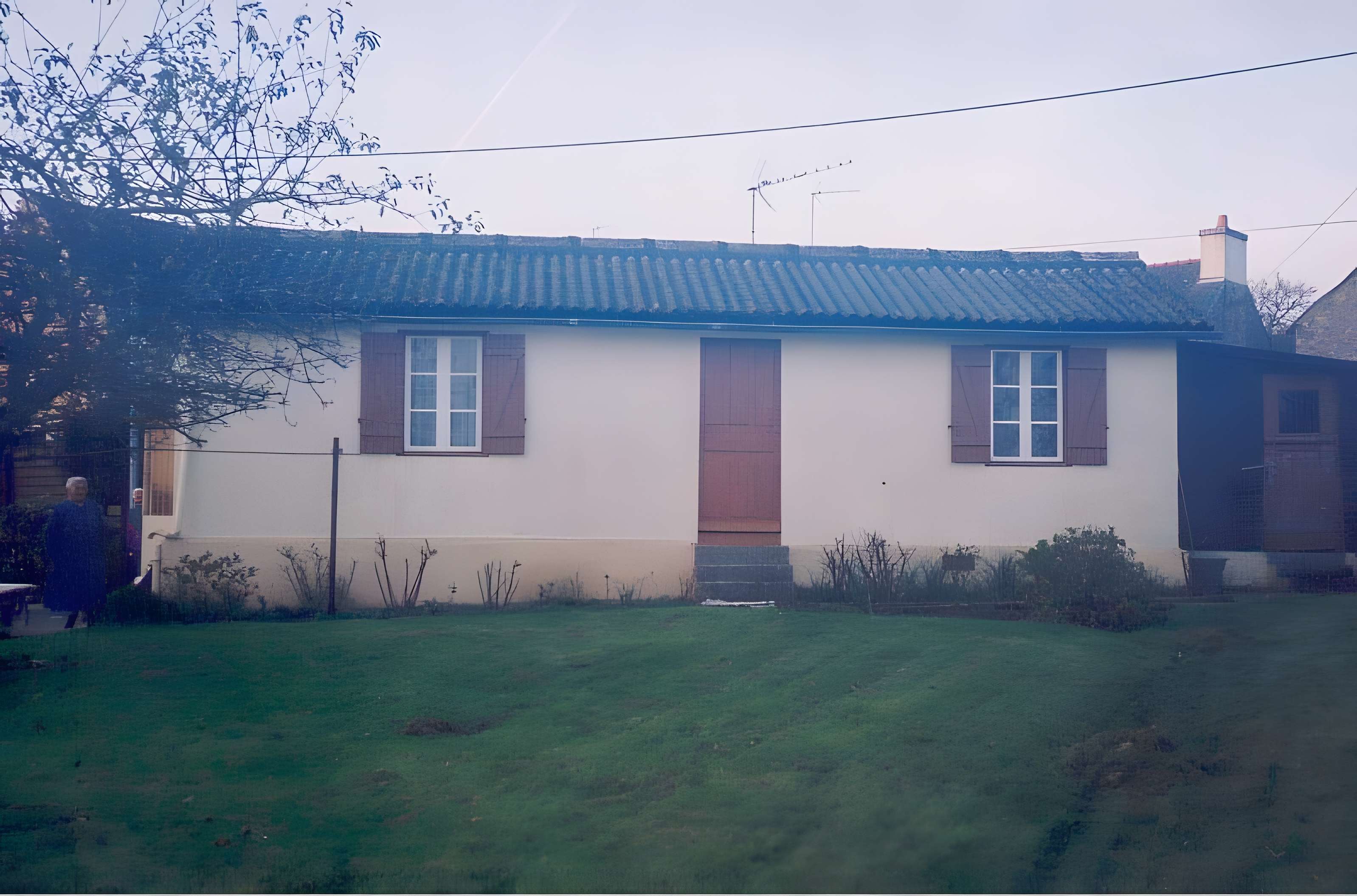 Baraque de type canadien implantée dans la cité de l'habitat provisoire de Soye