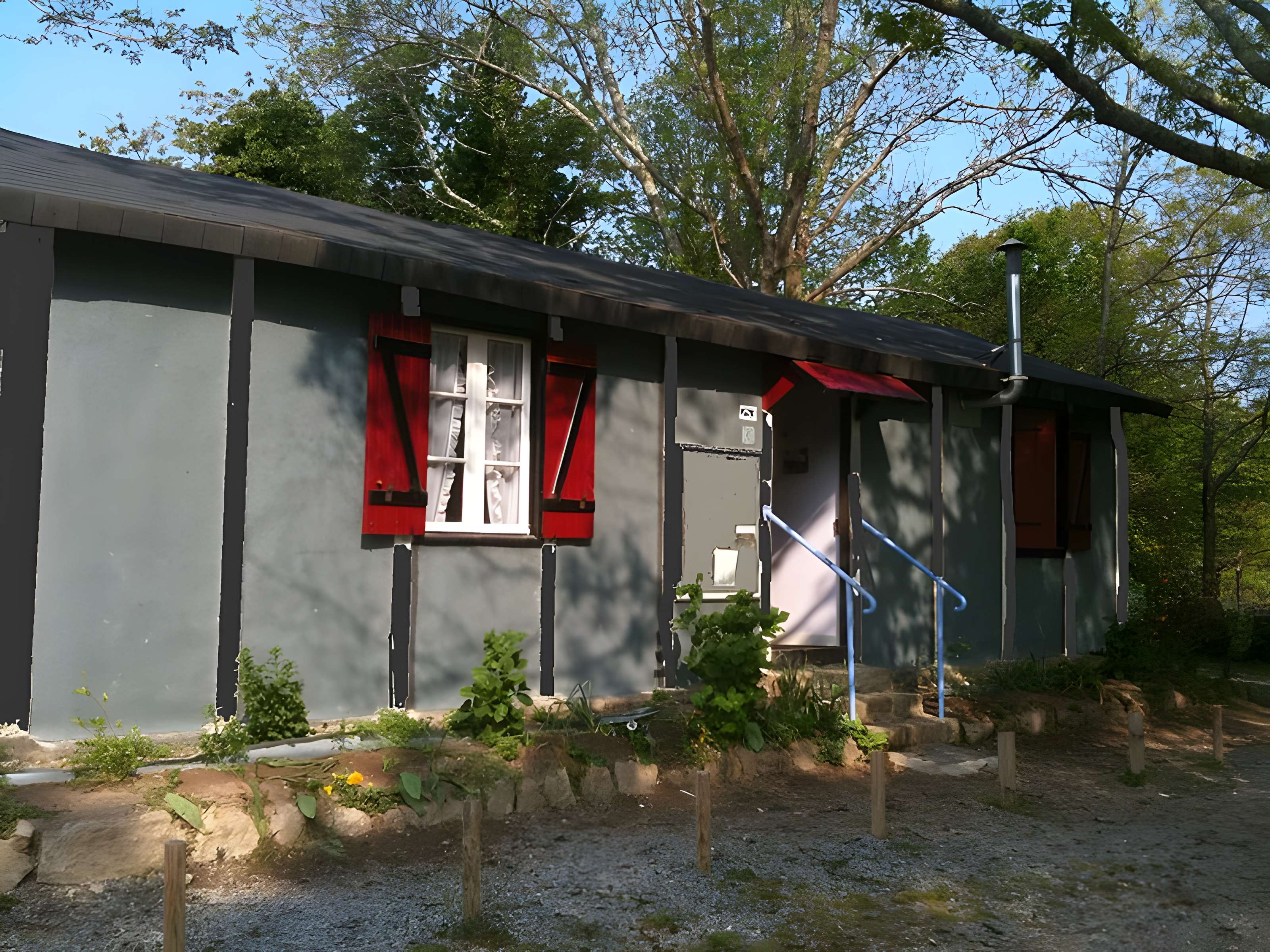 Baraque de type canadien implantée dans la cité de l'habitat provisoire de Soye