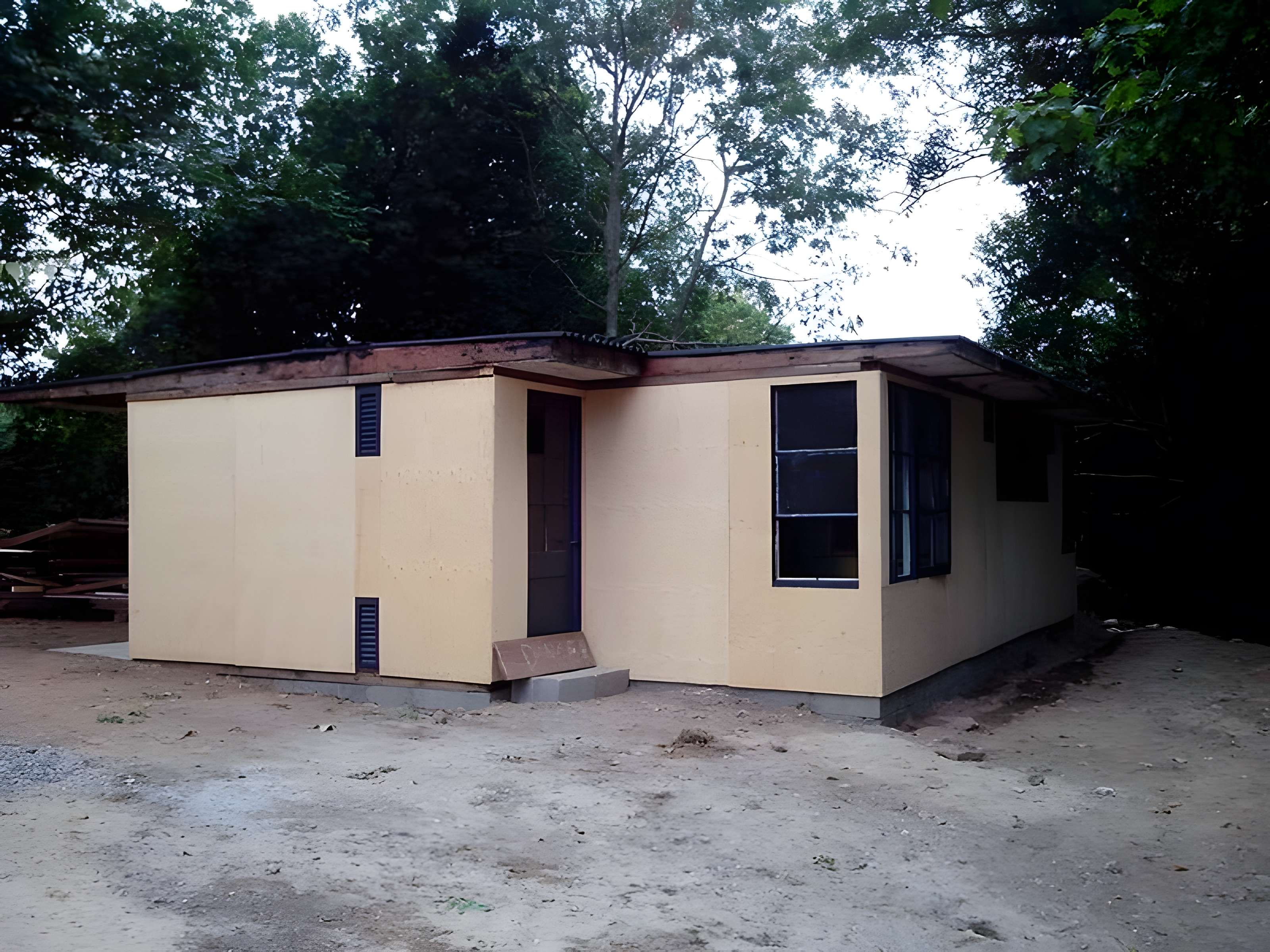 Baraque de type canadien implantée dans la cité de l'habitat provisoire de Soye