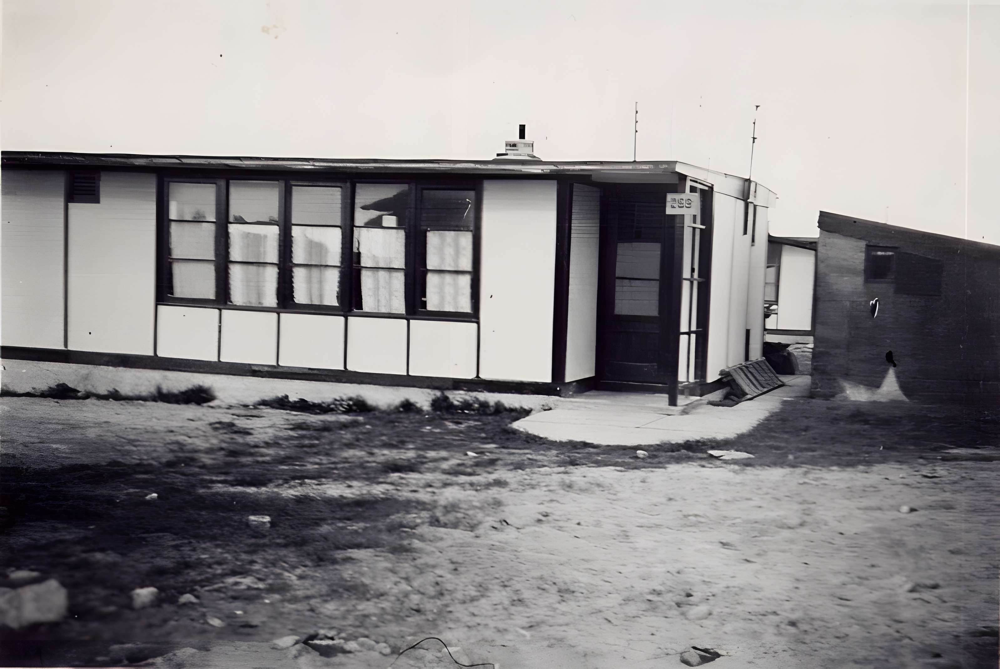 Baraque de type canadien implantée dans la cité de l'habitat provisoire de Soye