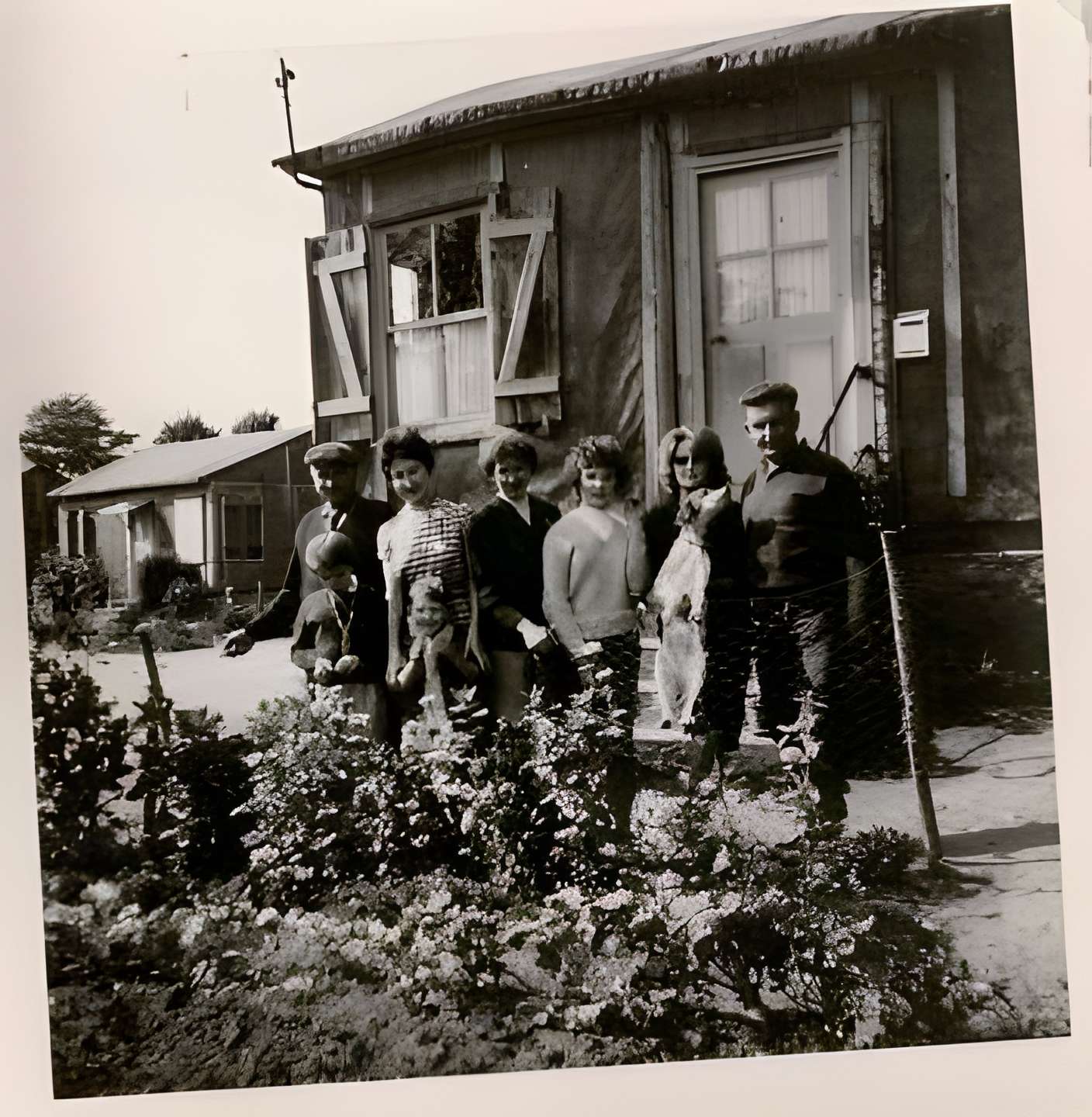 Baraque de type canadien implantée dans la cité de l'habitat provisoire de Soye