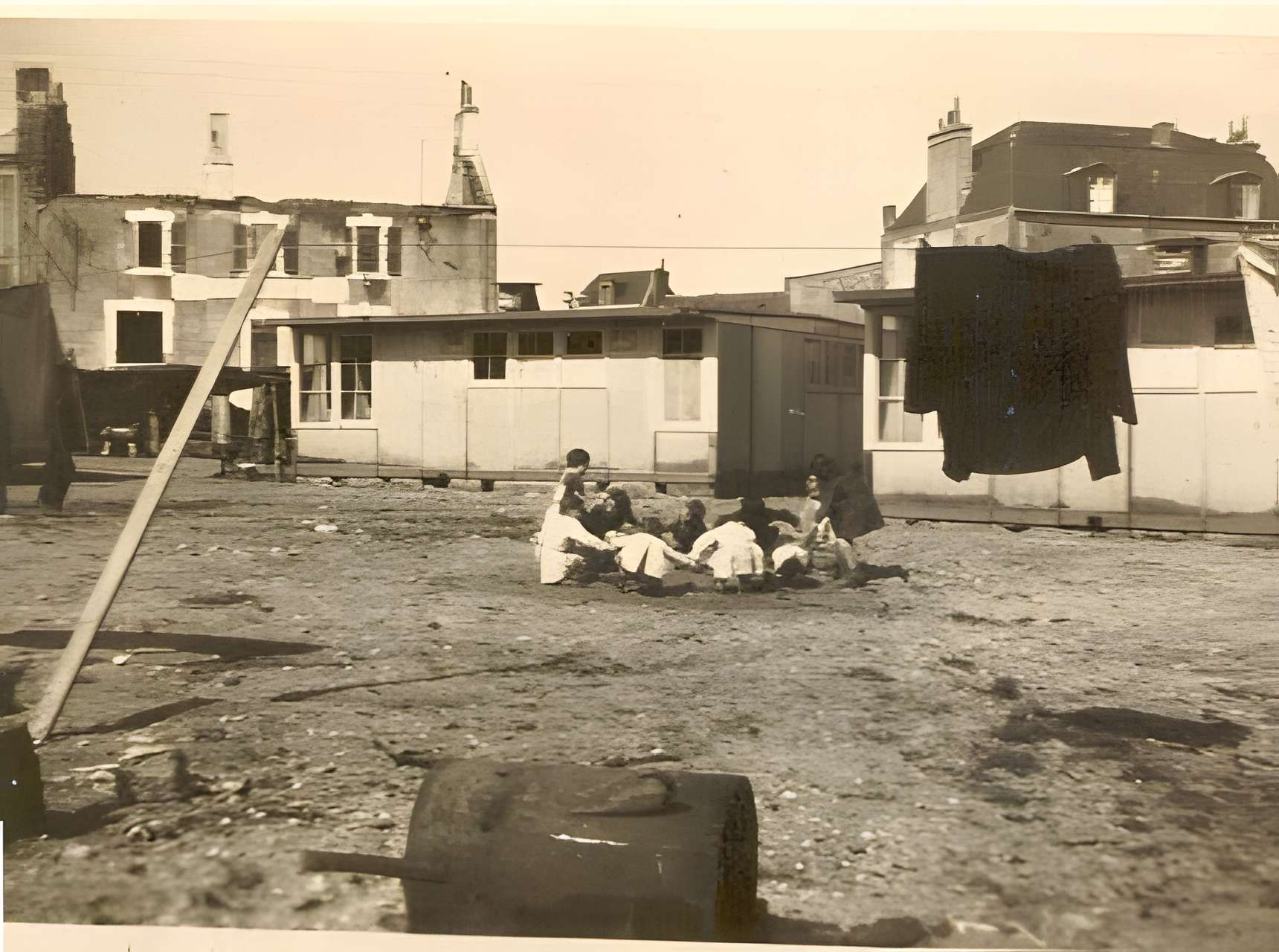 Baraque de type canadien implantée dans la cité de l'habitat provisoire de Soye