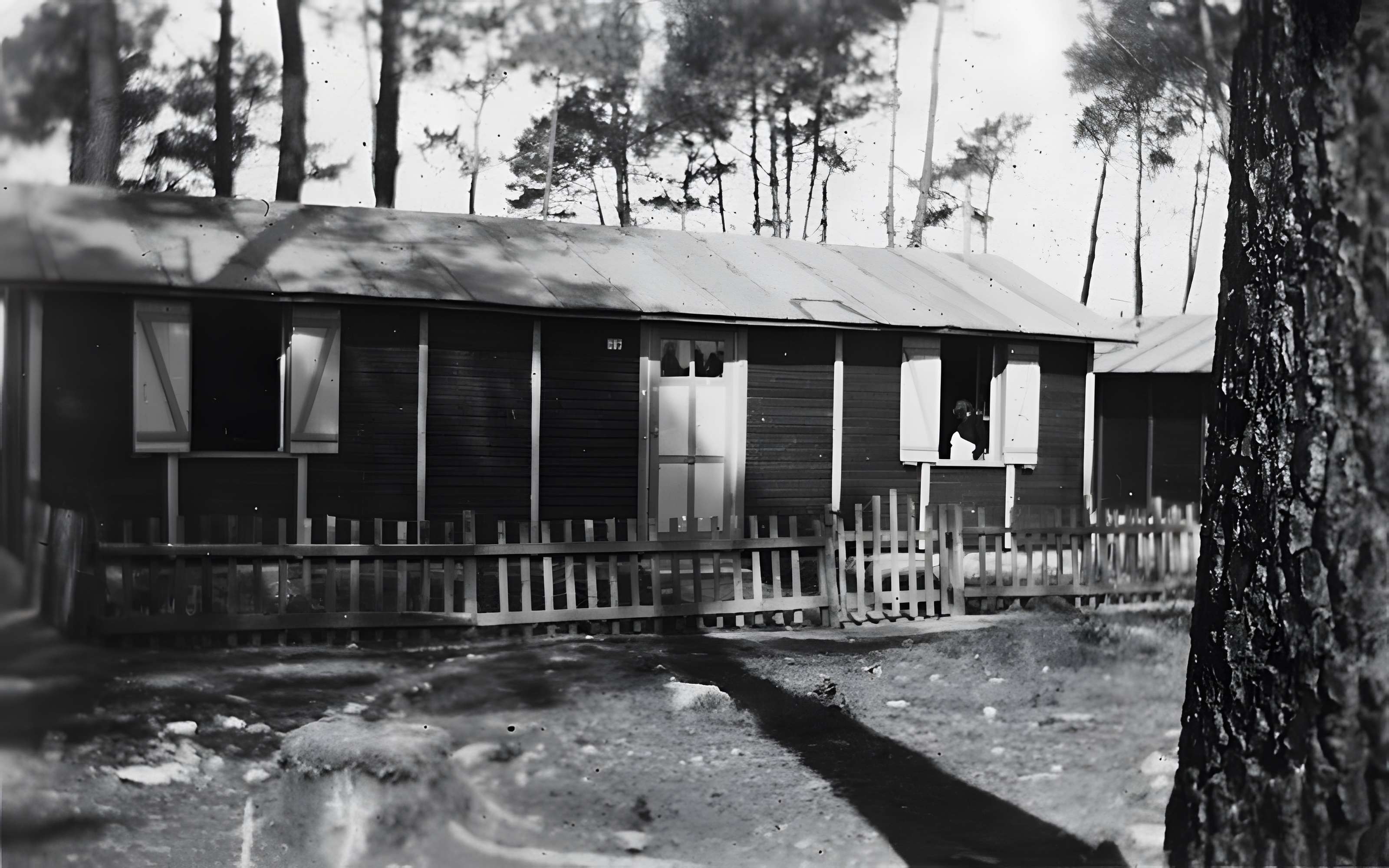 Baraque de type canadien implantée dans la cité de l'habitat provisoire de Soye