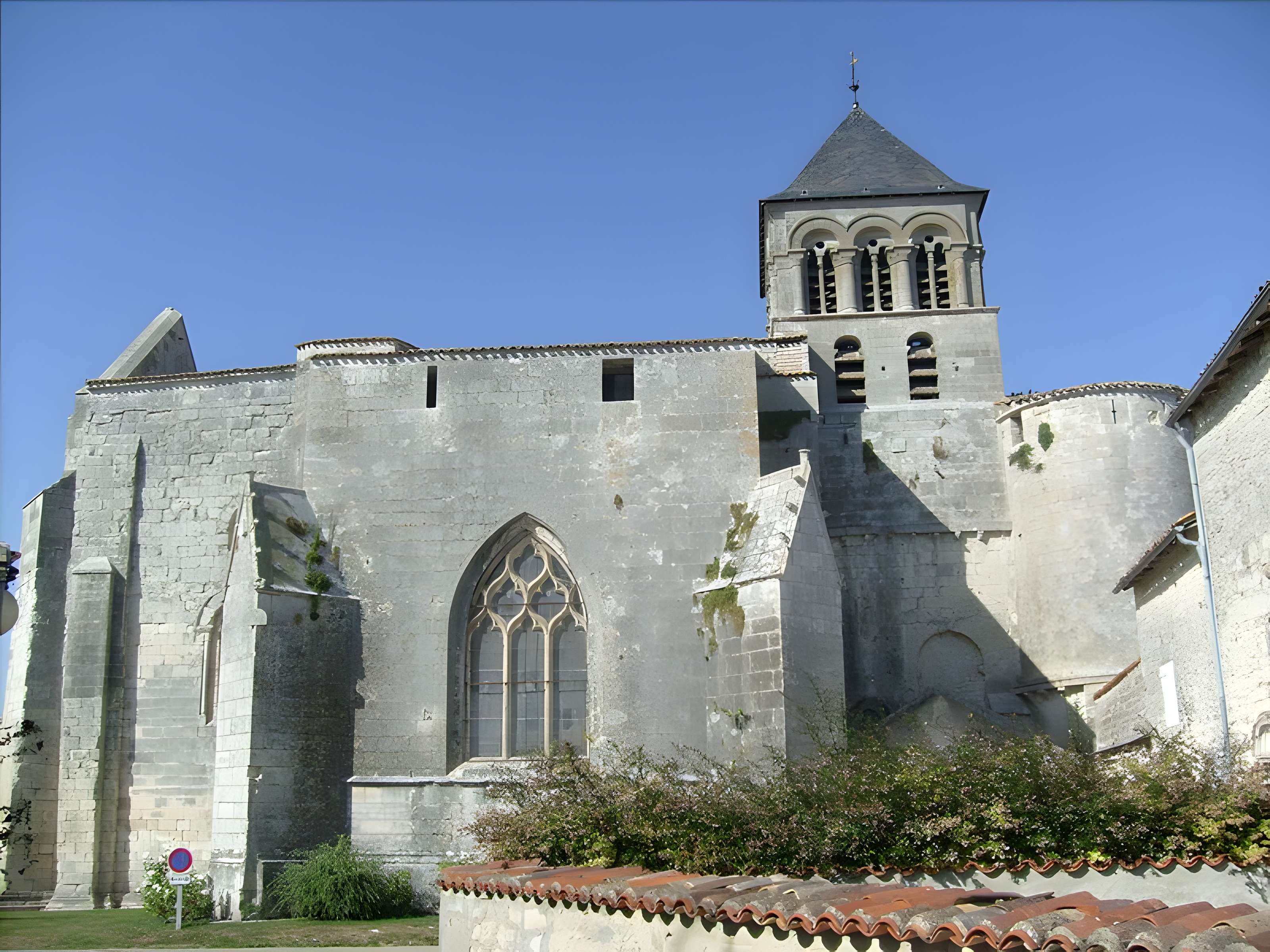Église Saint-Pierre de Chaniers 