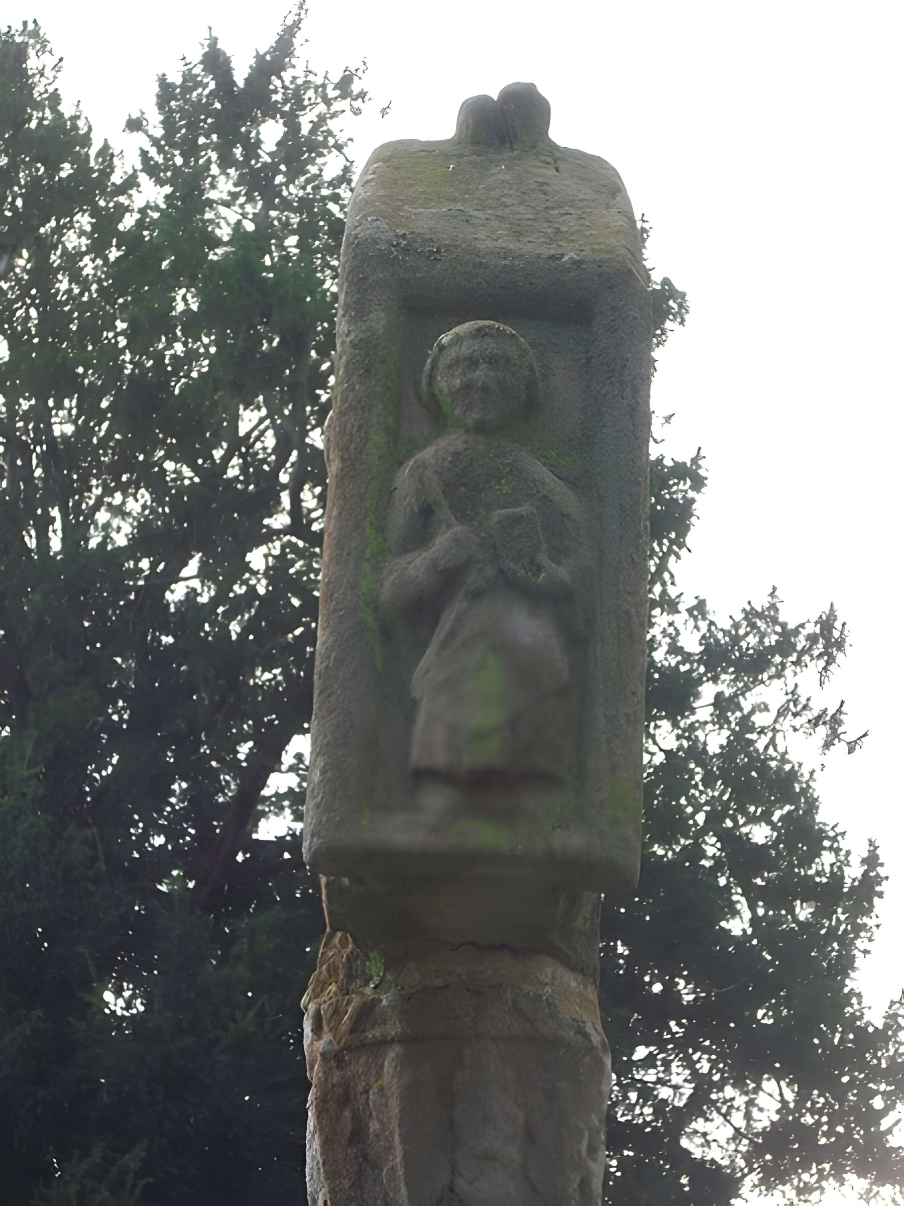 Cimetière entourant l'église