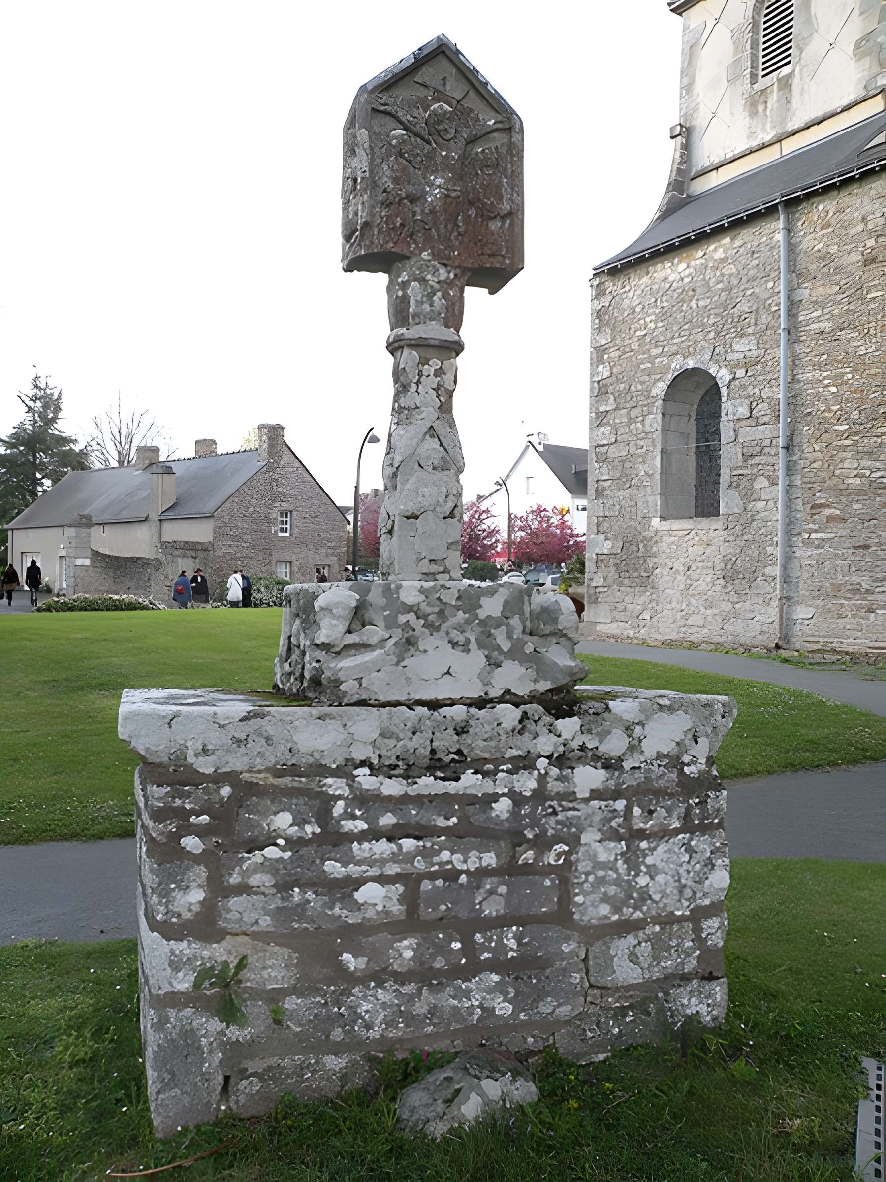 Cimetière entourant l'église