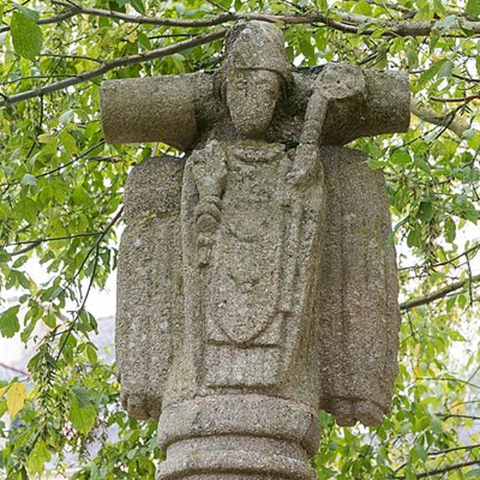 Photo de Croix de lancien cimetière située au Nord de léglise