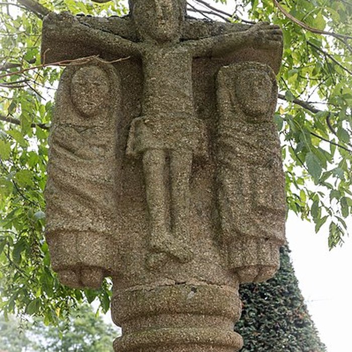 Photo de Croix de lancien cimetière située au Nord de léglise