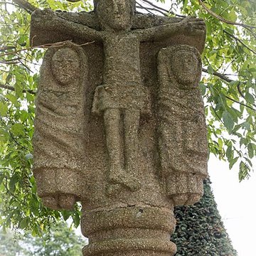 Croix de lancien cimetière située au Nord de léglise