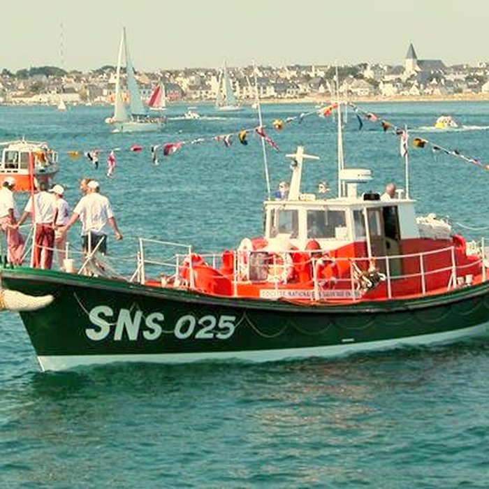 Photo de Station de sauvetage en mer de la commune dEtel, sise dans lextrémité sud du quai sur la rivière dEtel