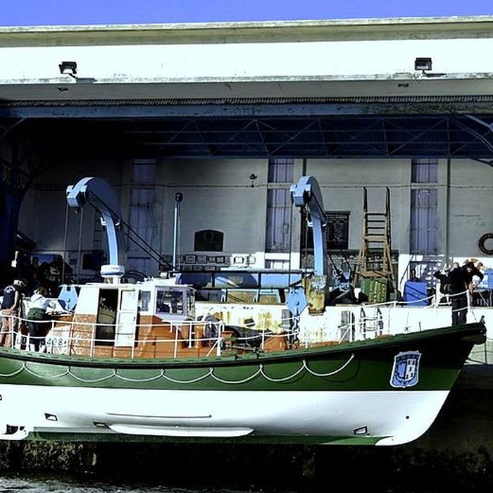 Photo de Station de sauvetage en mer de la commune dEtel, sise dans lextrémité sud du quai sur la rivière dEtel