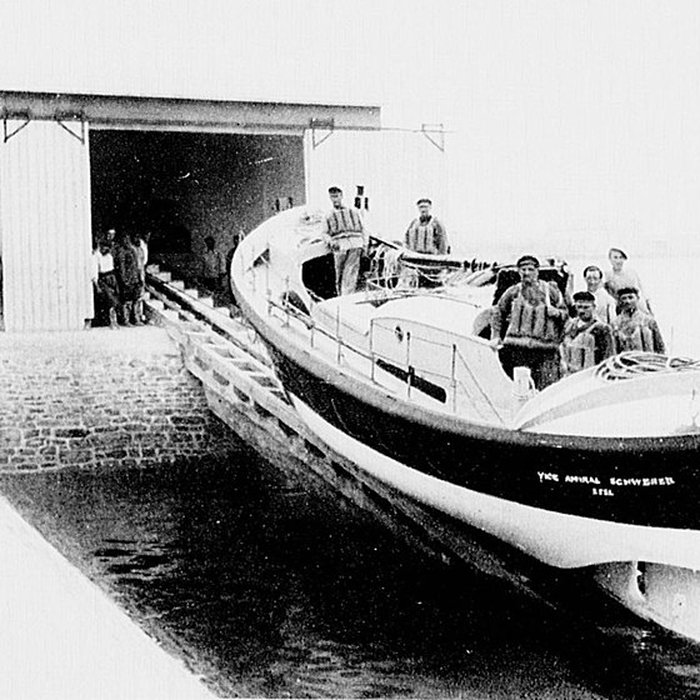 Photo de Station de sauvetage en mer de la commune dEtel, sise dans lextrémité sud du quai sur la rivière dEtel