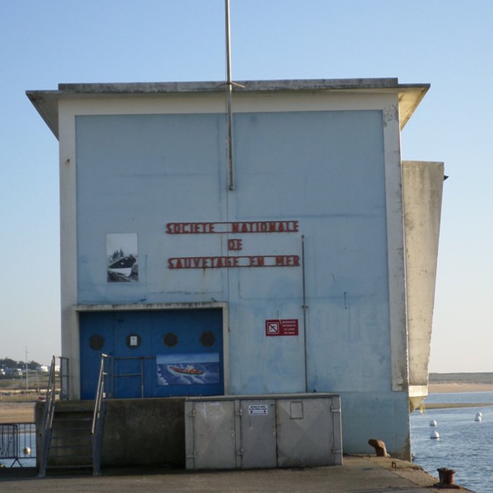 Photo de Station de sauvetage en mer de la commune dEtel, sise dans lextrémité sud du quai sur la rivière dEtel