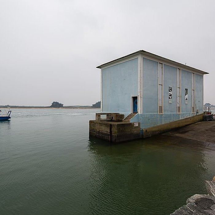 Photo de Station de sauvetage en mer de la commune dEtel, sise dans lextrémité sud du quai sur la rivière dEtel