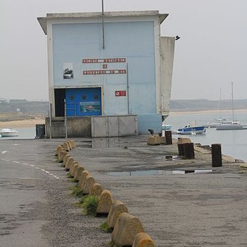 Station de sauvetage en mer de la commune dEtel, sise dans lextrémité sud du quai sur la rivière dEtel