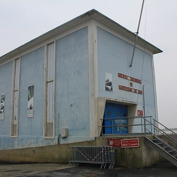 Station de sauvetage en mer de la commune dEtel, sise dans lextrémité sud du quai sur la rivière dEtel