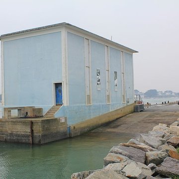 Station de sauvetage en mer de la commune dEtel, sise dans lextrémité sud du quai sur la rivière dEtel