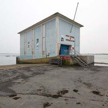 Station de sauvetage en mer de la commune dEtel, sise dans lextrémité sud du quai sur la rivière dEtel
