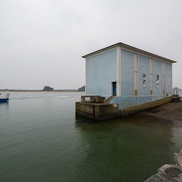 Station de sauvetage en mer de la commune dEtel, sise dans lextrémité sud du quai sur la rivière dEtel